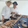 Roberto Barrios con su hijo en su taller. Artesanía.