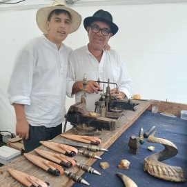 Roberto Barrios con su hijo en su taller. Artesanía.