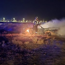 Un vehículo abandonado arde de madrugada en Arrecife