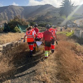 Bomberos trasladando al paciente en Tabayesco. 