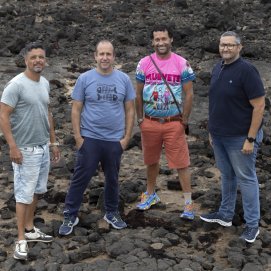 Cuatro de los vecinos de Órzola que se lanzaron al mar en 2020. Foto: Juan Mateos.
