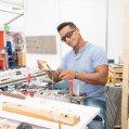 Alfredo Pineda en su taller. Artesanía.