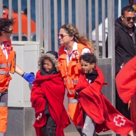 Varios niños entre los ocupantes de una patera (Fotos: Juan Mateos)