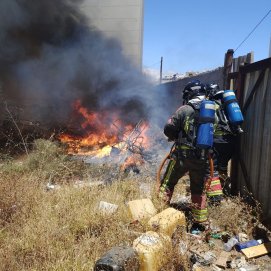 Incendio en un solar de Argana