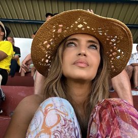 Sara Carbonero durante el partido de su hijo