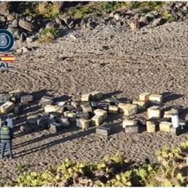 Fardos en una playa de Canarias. Foto: GC y Policía Nacional.