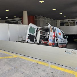 Compuerta instalada para evitar inundaciones en el CEIP La Destila