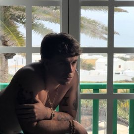 El artista Quevedo en una de sus visitas a Lanzarote