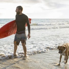 Familia en la playa con el perro