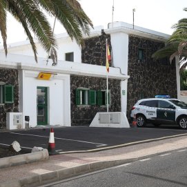 Entrada principal al cuartel de la Guardia Civil de Yaiza