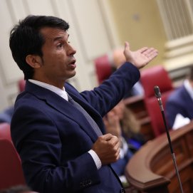 Marcos Bergaz (PSOE) este martes en el pleno del Parlamento canario