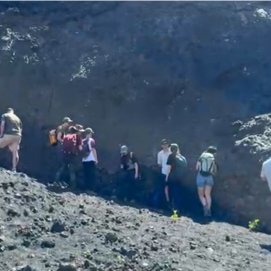 Grupo de turistas mientras extraían las piedras