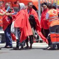 Atención a los migrantes llegados a Puerto Naos (Fotos: Juan Mateos)