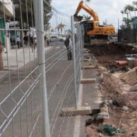 Zanjas, pavimento levantado y tuberías sin poner a un mes de cumplirse el plazo de prórroga