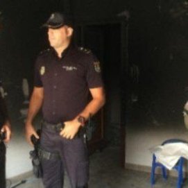 Los policías que entraron en la casa en llamas encontraron a la madre abrazada a sus hijos en un cuarto