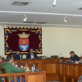 Un pleno lleno de reproches por su ausencia hace oficial la dimisión de Montelongo