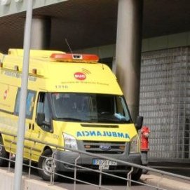 Imagen de una ambulancia en el Hospital Molina Orosa