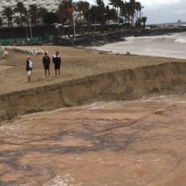 El temporal desborda el barranco del Hurón y devora parte de la playa de Las Cucharas