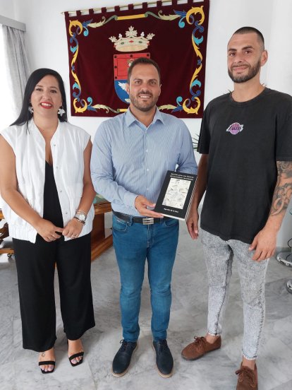 Recepción del alcalde de Arrecife al fotñografo Juan Méndez. Momento del obsequio de un libro con historia de Arrecife