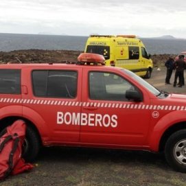 Los bomberos rescatan a un parapentista herido leve en Tinajo