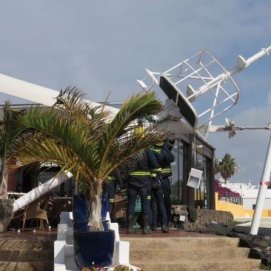 El temporal de viento y oleaje deja múltiples incidencias en Lanzarote