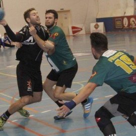 El San José Obrero se quedó sin victoria ante el invicto líder en el último suspiro (17-17)