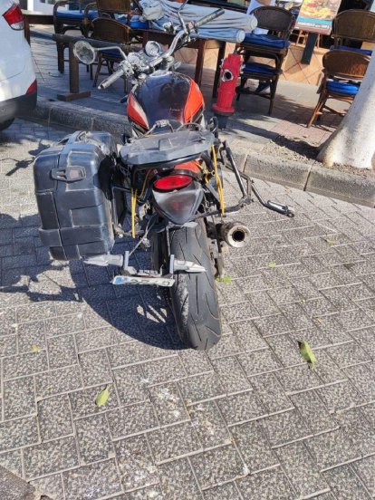 Motocicleta con el impacto tras el accidente