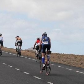 Ciclistas en una carretera de la isla