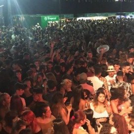 Arrieta cierra sus Fiestas del Carmen con una multitudinaria verbena en la playa de La Garita