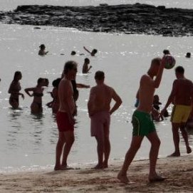 Personas en una playa en Lanzarote