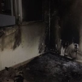 Los bomberos apagan el fuego en un apartamento de un edificio de Arrecife