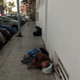 Quejas vecinales por la presencia de indigentes en Valterra: "Duermen y mean en la calle"