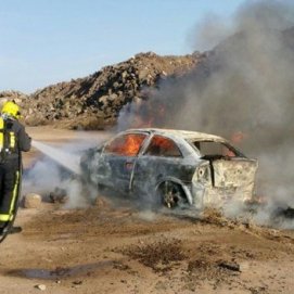 Arde un coche hasta calcinarse en un descampado cercano a Montaña Mina
