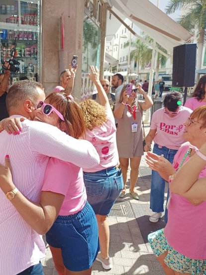 Las asistentes a La Pasarela abrazan al alcalde de Arrecife, Yonathan de León