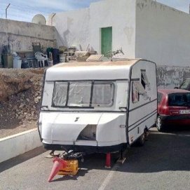 Quejas por una caravana en la que "vive" gente en Puerto del Carmen: "Ninguna autoridad hace nada"