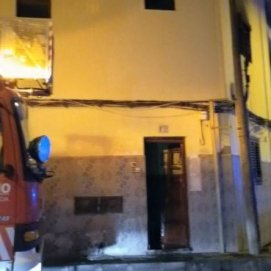 Los bomberos apagan un incendio en una casa abandonada de Arrecife