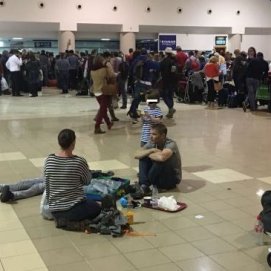 Unos 200 pasajeros tuvieron que dormir en el aeropuerto al cancelarse sus vuelos por el temporal