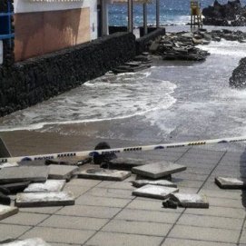 Tías evalúa daños causados por el temporal y limpia el pavimento levantado en el Muellito de Playa Chica