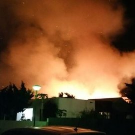 Espectacular incendio en un solar de El Cable en Arrecife