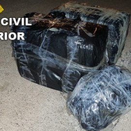 La patera interceptada por la Guardia Civil traía 37 kilos de hachís y el presunto patrón ha sido detenido