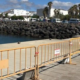 Tías finaliza la reparación del muellito de Playa Chica dañado por el temporal Emma