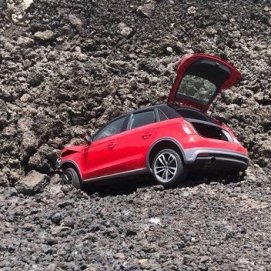 Dos heridos leves en un aparatoso accidente junto a la carretera de acceso a las Montañas del Fuego