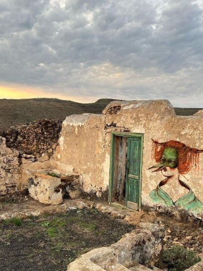 La turista junto a las pintadas en Lanzarote (Vía Instagram)