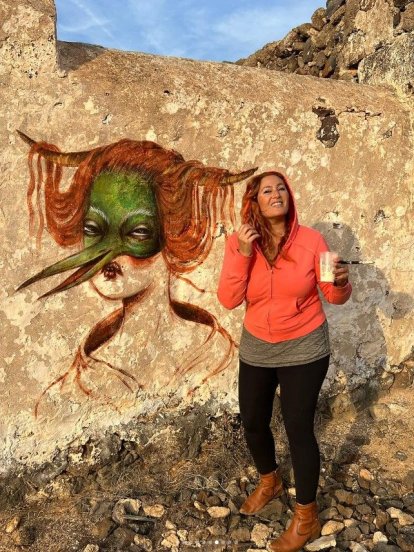 La turista junto al mural en Lanzarote (Vía Instagram)