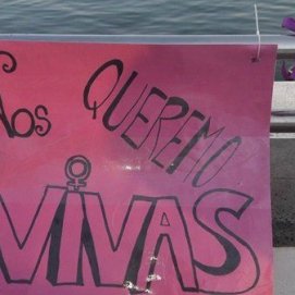 Pancartas y lazos violetas en Arrecife por las víctimas mortales de violencia machista 