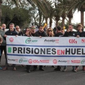 Los funcionarios de la prisión de Tahíche llevan su protesta a las puertas de La Mareta