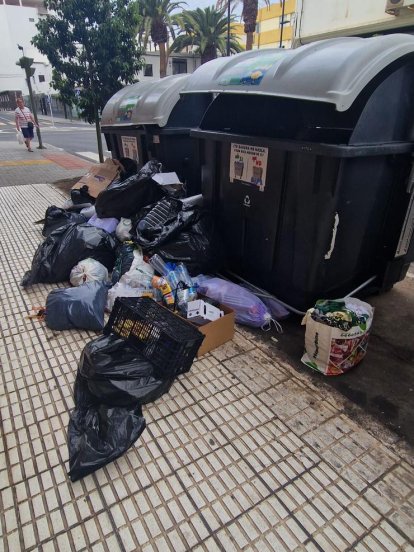 Restos de basura alrededor de los contenedores de la calle Méjico. Foto: Cedidas.