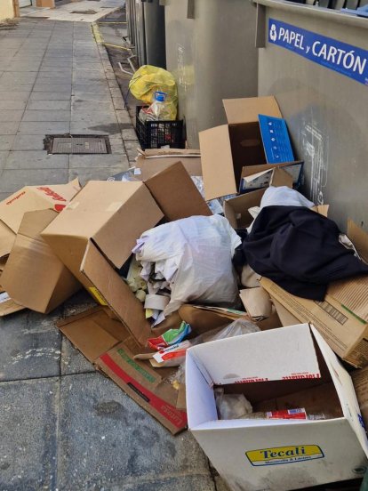 Restos de basura alrededor de los contenedores de la calle Méjico. Foto: Cedidas.