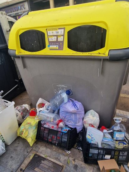 Restos de basura alrededor de los contenedores de la calle Méjico. Foto: Cedidas.