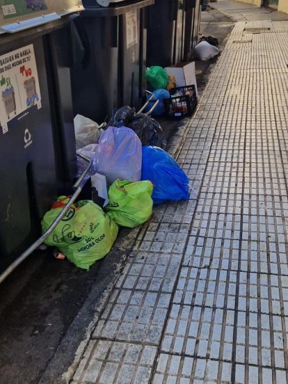 Restos de basura alrededor de los contenedores de la calle Méjico. Foto: Cedidas.